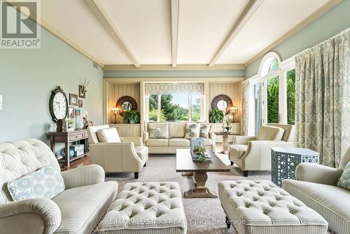 2 Deerfoot Drive, Uxbridge, ON - Indoor Photo Showing Living Room