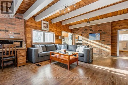 12 Birch Grove Drive, Oro-Medonte, ON - Indoor Photo Showing Living Room