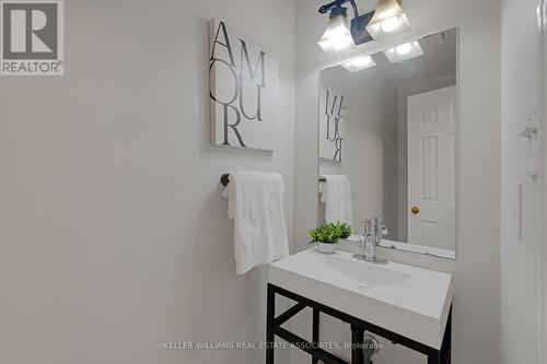 128 Edgewater Drive, Hamilton, ON - Indoor Photo Showing Bathroom