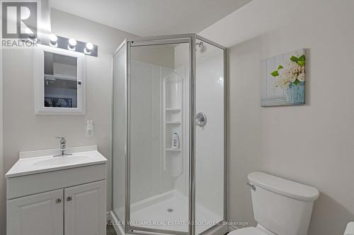 128 Edgewater Drive, Hamilton, ON - Indoor Photo Showing Bathroom