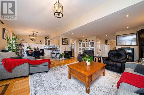 28 Thrushwood Trail, Kawartha Lakes, ON - Indoor Photo Showing Living Room