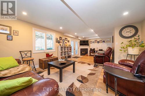 28 Thrushwood Trail, Kawartha Lakes, ON - Indoor Photo Showing Living Room