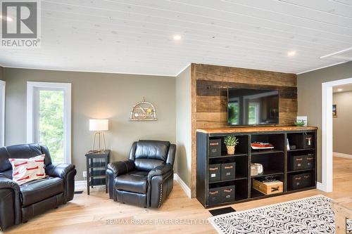 1039 West Cottage Drive W, North Frontenac, ON - Indoor Photo Showing Living Room