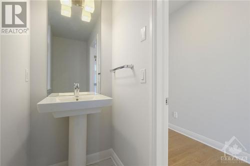 320 Wigwas Street, Ottawa, ON - Indoor Photo Showing Bathroom