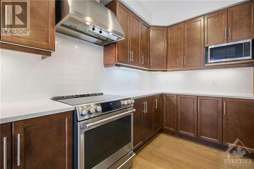 320 Wigwas Street, Ottawa, ON - Indoor Photo Showing Kitchen