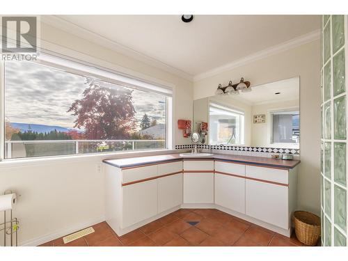 521 Miller Street, Summerland, BC - Indoor Photo Showing Bathroom