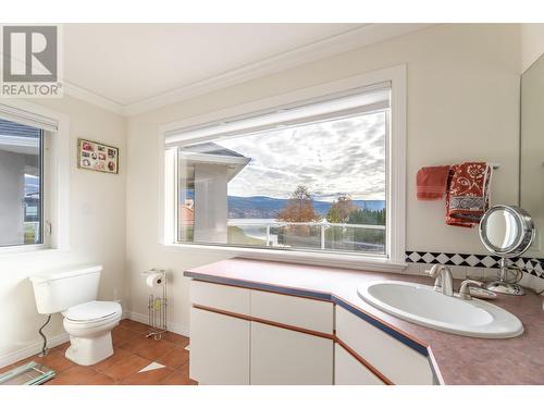 521 Miller Street, Summerland, BC - Indoor Photo Showing Bathroom