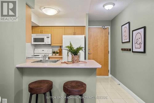 611 - 4978 Yonge Street, Toronto, ON - Indoor Photo Showing Kitchen