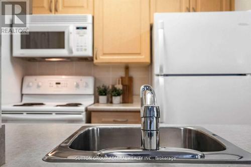 611 - 4978 Yonge Street, Toronto, ON - Indoor Photo Showing Kitchen