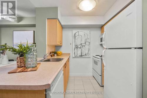 611 - 4978 Yonge Street, Toronto, ON - Indoor Photo Showing Kitchen