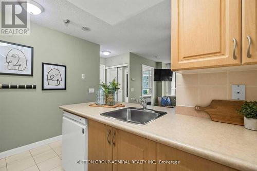 611 - 4978 Yonge Street, Toronto, ON - Indoor Photo Showing Kitchen