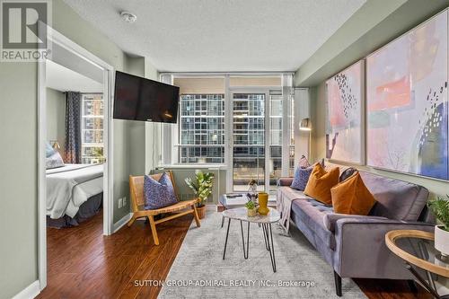 611 - 4978 Yonge Street, Toronto, ON - Indoor Photo Showing Living Room