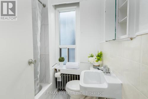 58 Mansfield Avenue, Toronto, ON - Indoor Photo Showing Bathroom