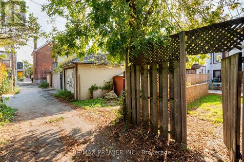 58 Mansfield Avenue, Toronto, ON - Outdoor