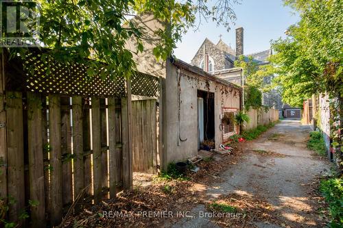 58 Mansfield Avenue, Toronto, ON - Outdoor