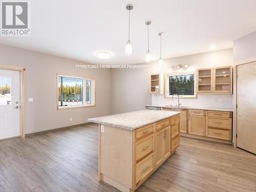 32 Flora Avenue, Whitehorse, YT - Indoor Photo Showing Kitchen