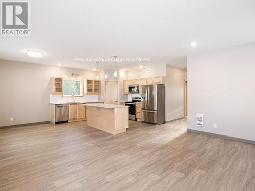 32 Flora Avenue, Whitehorse, YT - Indoor Photo Showing Kitchen