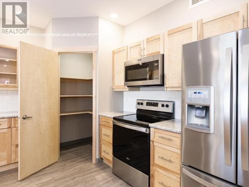 32 Flora Avenue, Whitehorse, YT - Indoor Photo Showing Kitchen With Stainless Steel Kitchen