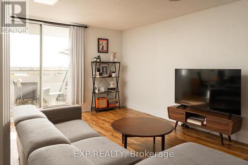 1103 - 1 Royal Orchard Boulevard, Markham, ON - Indoor Photo Showing Living Room