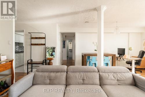 1103 - 1 Royal Orchard Boulevard, Markham, ON - Indoor Photo Showing Living Room