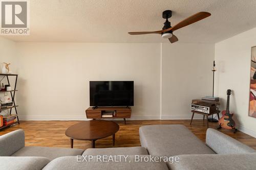 1103 - 1 Royal Orchard Boulevard, Markham, ON - Indoor Photo Showing Living Room