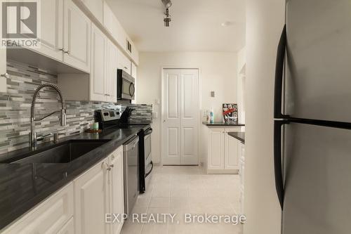 1103 - 1 Royal Orchard Boulevard, Markham, ON - Indoor Photo Showing Kitchen With Upgraded Kitchen