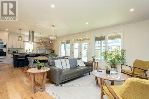 35 Honey Bend, St. Thomas, ON - Indoor Photo Showing Living Room