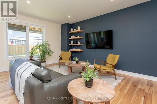 35 Honey Bend, St. Thomas, ON - Indoor Photo Showing Living Room