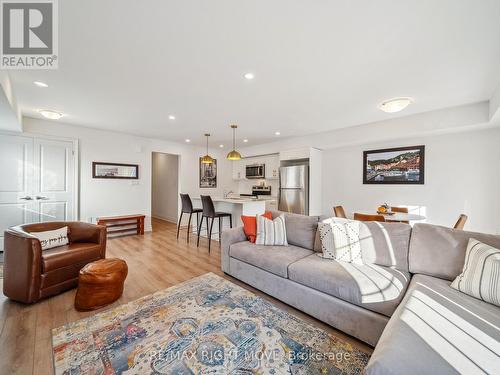 2 - 9 Hay Lane, Barrie, ON - Indoor Photo Showing Living Room