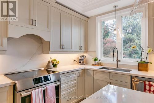 75 Ashbourne Drive, Toronto, ON - Indoor Photo Showing Kitchen With Upgraded Kitchen