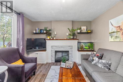 673 Piccadilly Street, London, ON - Indoor Photo Showing Living Room With Fireplace