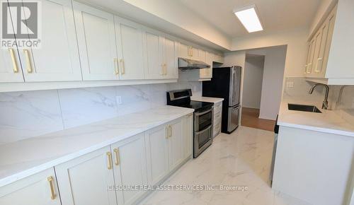 1005 - 18 Hillcrest Avenue, Toronto, ON - Indoor Photo Showing Kitchen