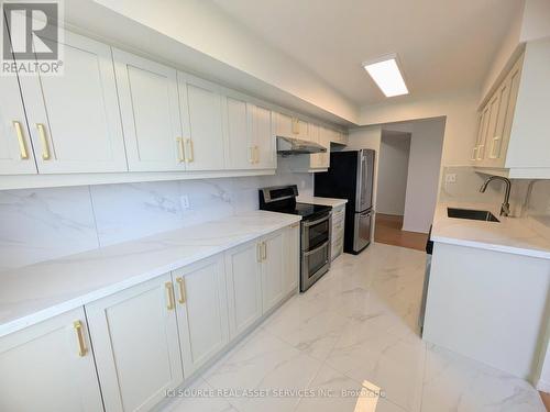 1005 - 18 Hillcrest Avenue, Toronto, ON - Indoor Photo Showing Kitchen