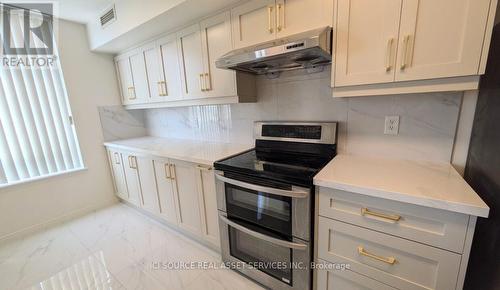 1005 - 18 Hillcrest Avenue, Toronto, ON - Indoor Photo Showing Kitchen