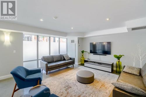 1517 - 255 Richmond Street E, Toronto, ON - Indoor Photo Showing Living Room