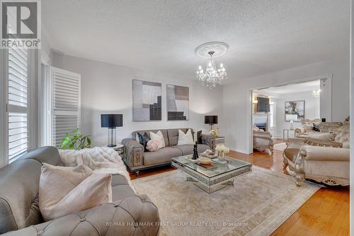 47 Stratton Crescent, Whitby, ON - Indoor Photo Showing Living Room