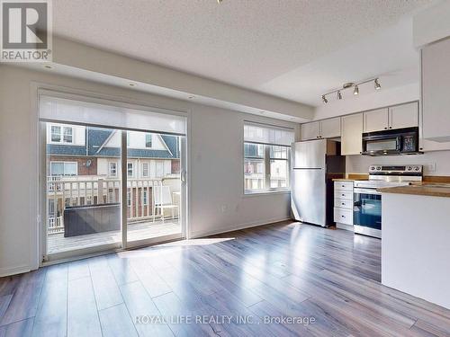 2 - 595 Dundas Street W, Mississauga, ON - Indoor Photo Showing Kitchen