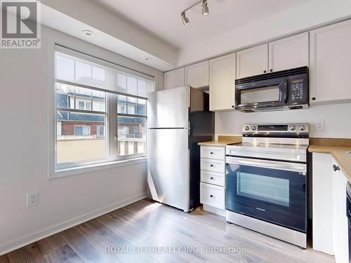 2 - 595 Dundas Street W, Mississauga, ON - Indoor Photo Showing Kitchen