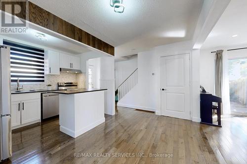 33 Hazelglen Court, Brampton, ON - Indoor Photo Showing Kitchen With Upgraded Kitchen