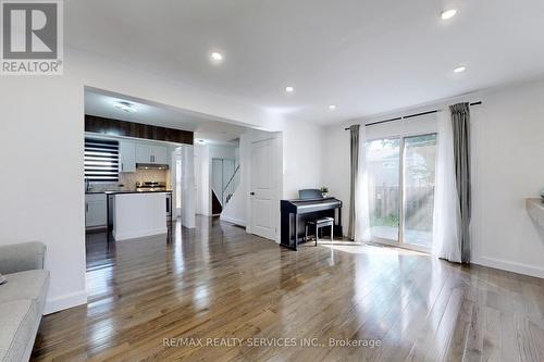 33 Hazelglen Court, Brampton, ON - Indoor Photo Showing Living Room