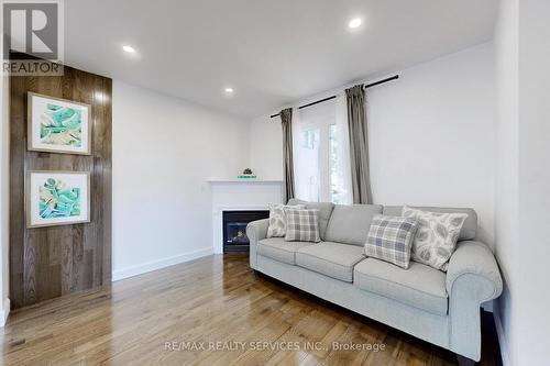 33 Hazelglen Court, Brampton, ON - Indoor Photo Showing Living Room