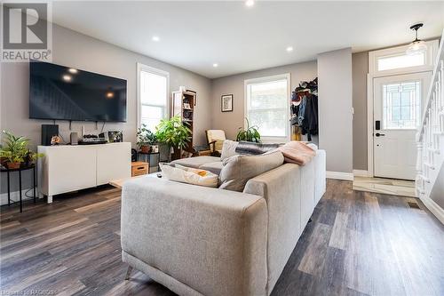 640 8Th Avenue, Hanover, ON - Indoor Photo Showing Living Room