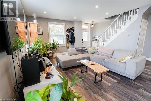 640 8Th Avenue, Hanover, ON - Indoor Photo Showing Living Room