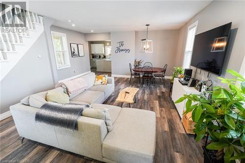 640 8Th Avenue, Hanover, ON - Indoor Photo Showing Living Room