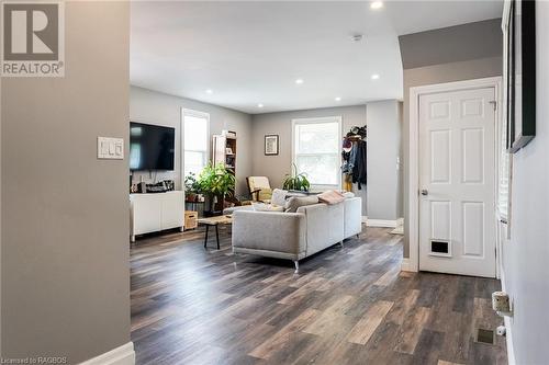 640 8Th Avenue, Hanover, ON - Indoor Photo Showing Living Room