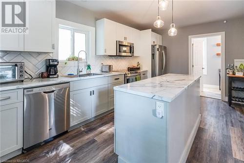 640 8Th Avenue, Hanover, ON - Indoor Photo Showing Kitchen With Upgraded Kitchen