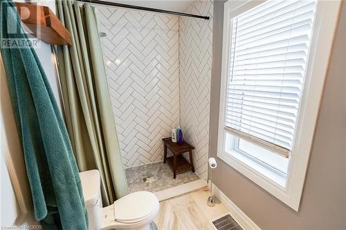 640 8Th Avenue, Hanover, ON - Indoor Photo Showing Bathroom