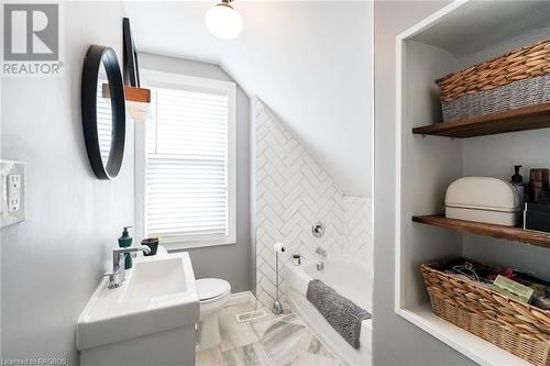 640 8Th Avenue, Hanover, ON - Indoor Photo Showing Bathroom