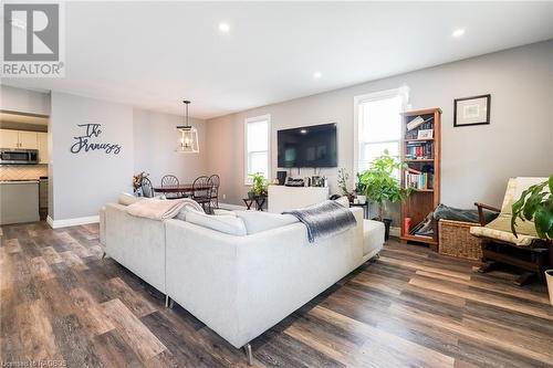 640 8Th Avenue, Hanover, ON - Indoor Photo Showing Living Room