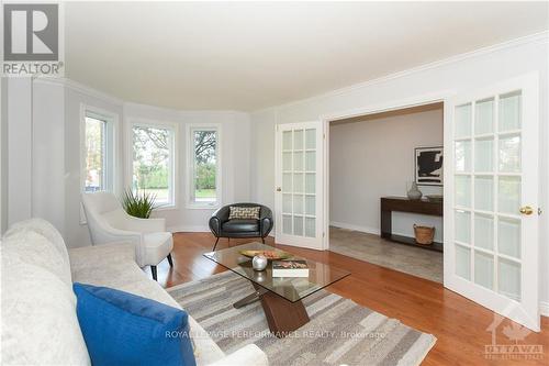 32 Buckingham Pvt, Ottawa, ON - Indoor Photo Showing Living Room